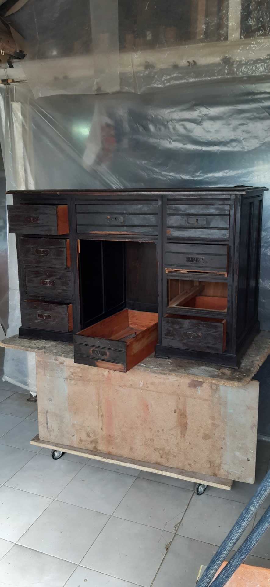 Antes do restauro, estava escurecida e em mau estado